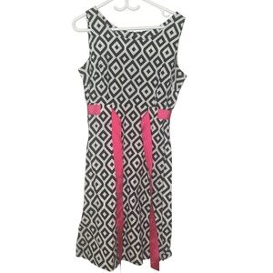 Black & White Geometric Print Dress with Pink Trim – Sleeveless Fit & Flare 10